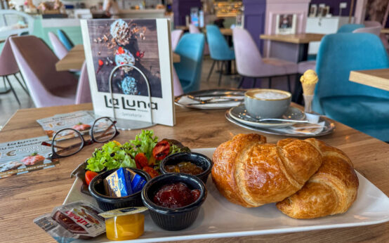 Frühstück „Kleiner Franzose" mit Milchkaffee.
