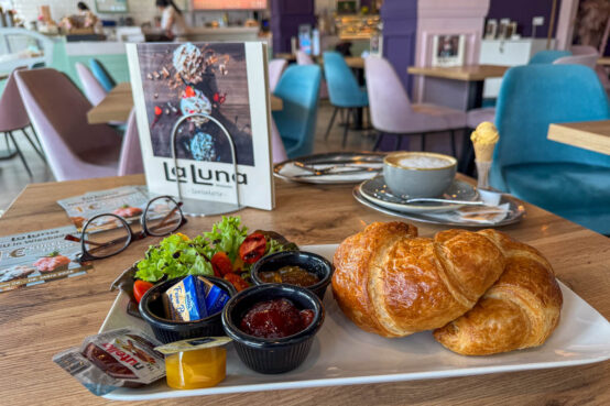 Frühstück „Kleiner Franzose" mit Milchkaffee.
