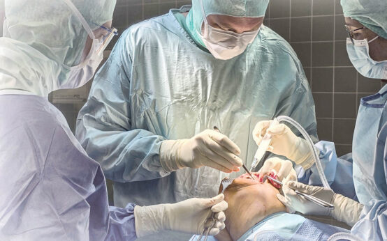 Moderne Technik im Einsatz: Im JoHo Wiesbaden unterstützen Roboter Chirurgen beim präzisen Einsetzen von Knieprothesen.