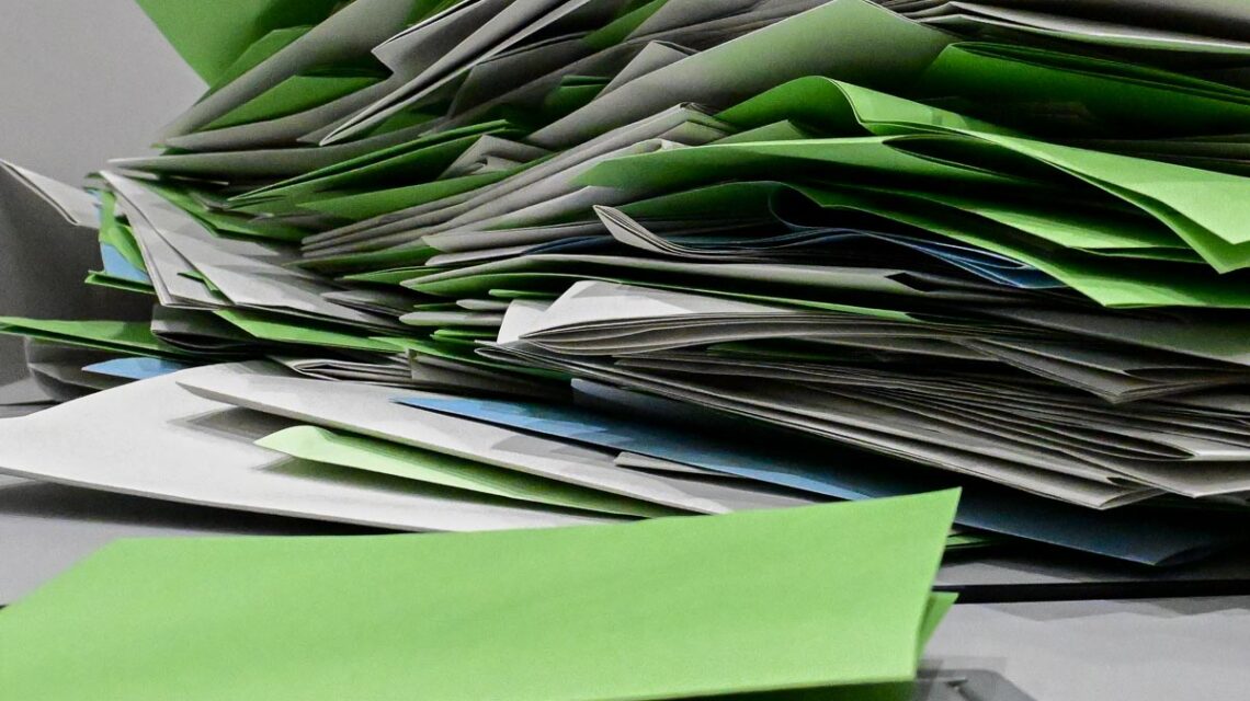 Berg von Stimmzetteln.