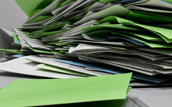 Berg von Stimmzetteln.