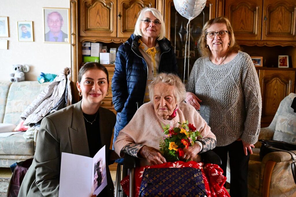 Sedef Özkan von der Ortsverwaltung sowie Gaby Wolf überbringen Glückwünsche zum 105. Geburtstag – Maria Appel und ihre Tochter Ingrid Lemke nehmen sie im Wohnzimmer entgegen.
