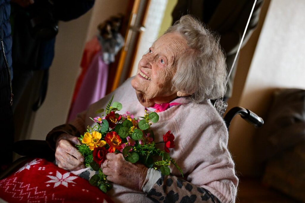Maria Appel hält Blumen in der Hand und schaut nach links oben: Ihr 105ster Geburtstag.