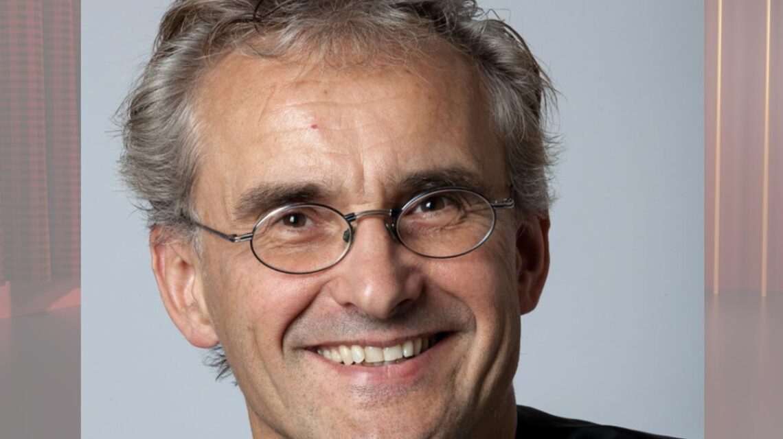 Kabarettist Martin Herrmann verbindet im Theater im Pariser Hof Musik, Humor und kluge Beobachtungen über das Älterwerden