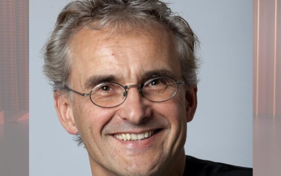 Kabarettist Martin Herrmann verbindet im Theater im Pariser Hof Musik, Humor und kluge Beobachtungen über das Älterwerden