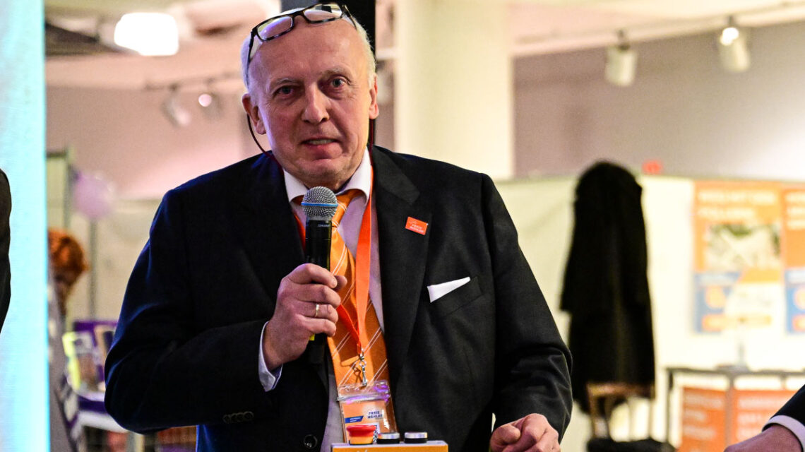 Mathias Bedürftig bei der Wahlkampfveranstaltung in der „Sportarena"