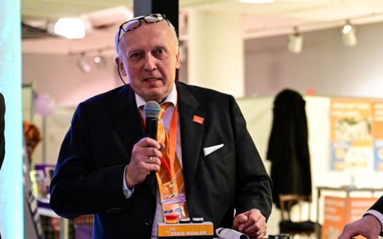 Mathias Bedürftig bei der Wahlkampfveranstaltung in der „Sportarena"