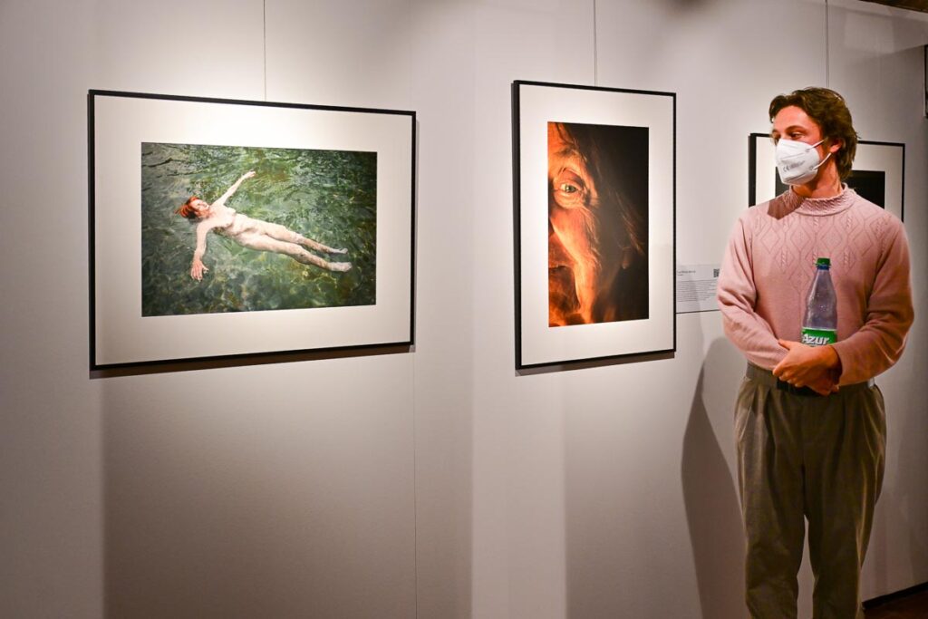 Maximilian Goedecke lebt seine Fotografien. Zu den Zeitzeigen hat er ein sehr persönliches Verhältnis geschaffen. Die Fotografien zeigen das deutlich. ©2026 Volker Watschounek 
