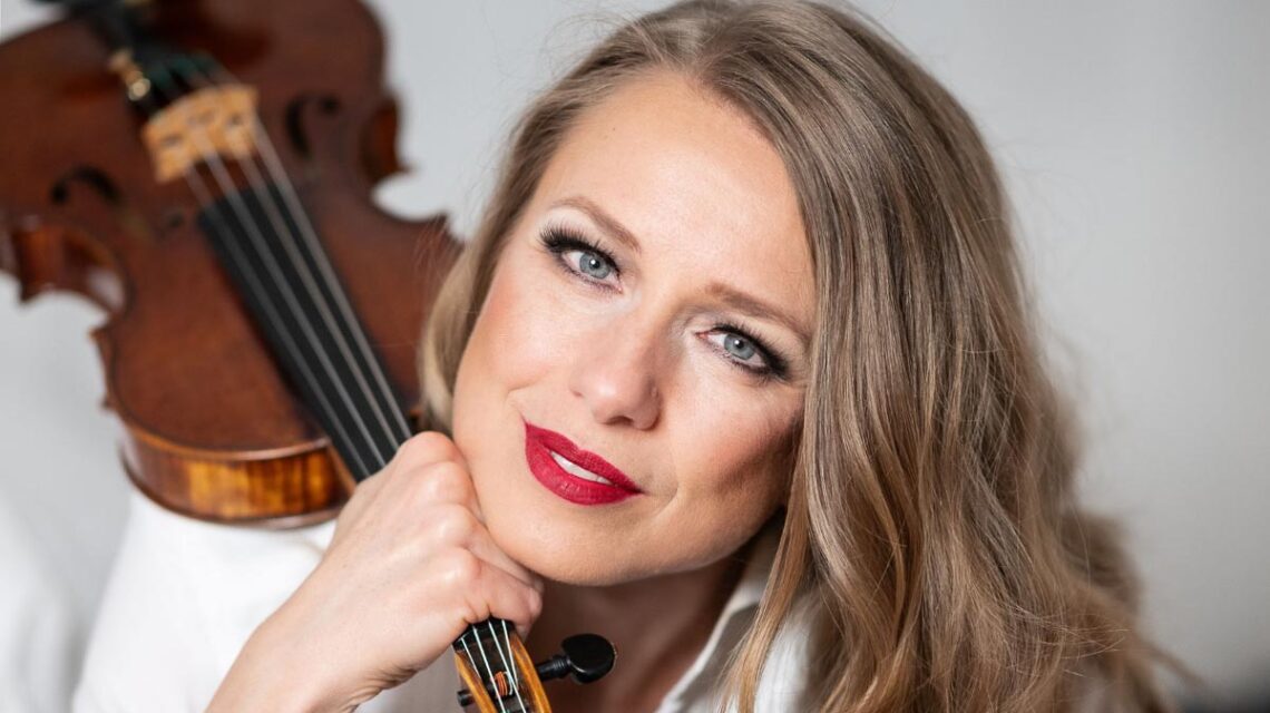 Meta Hüper verbindet im Theater im Pariser Hof Gesang, Violine und außergewöhnliche Instrumente zu einem musikalischen Abend zwischen Chanson, Klassik und Tango