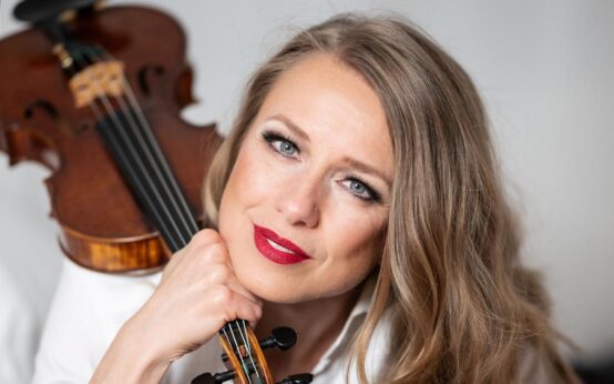 Meta Hüper verbindet im Theater im Pariser Hof Gesang, Violine und außergewöhnliche Instrumente zu einem musikalischen Abend zwischen Chanson, Klassik und Tango