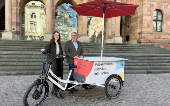 v.l.n.r.: Maral Koohestanian, Dezernentin für Smart City, Europa und Ordnung, und Oberbürgermeister Gert-Uwe Mende präsentieren das neue Lastenrad.