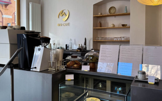 Die offene Bar im Mu Café