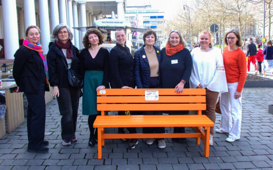 Die neue Orange Bank vor dem Staatstheater Wiesbaden setzt ein sichtbares Zeichen gegen Gewalt an Frauen und Mädchen.