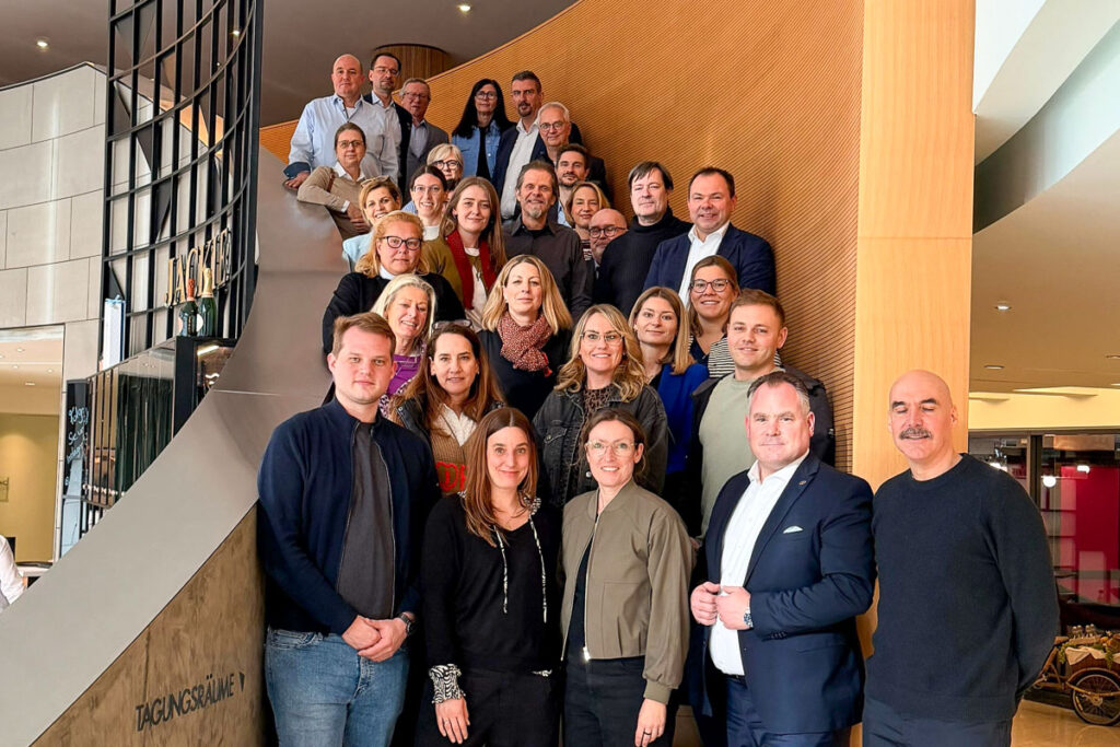 Mitglieder des Partnernetzwerk Wiesbaden beim Gruppenfoto im Dorint Hotel.