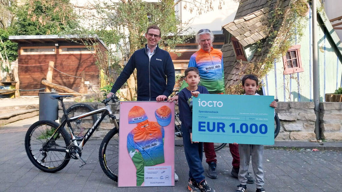 Paul Schumacher, Firma iocto (links); Jörg Pöse, Projektleiter Radprojekt und Mitarbeiter Wellritzhof (rechts); Kinder des Radprojektes