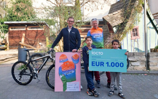 Paul Schumacher, Firma iocto (links); Jörg Pöse, Projektleiter Radprojekt und Mitarbeiter Wellritzhof (rechts); Kinder des Radprojektes