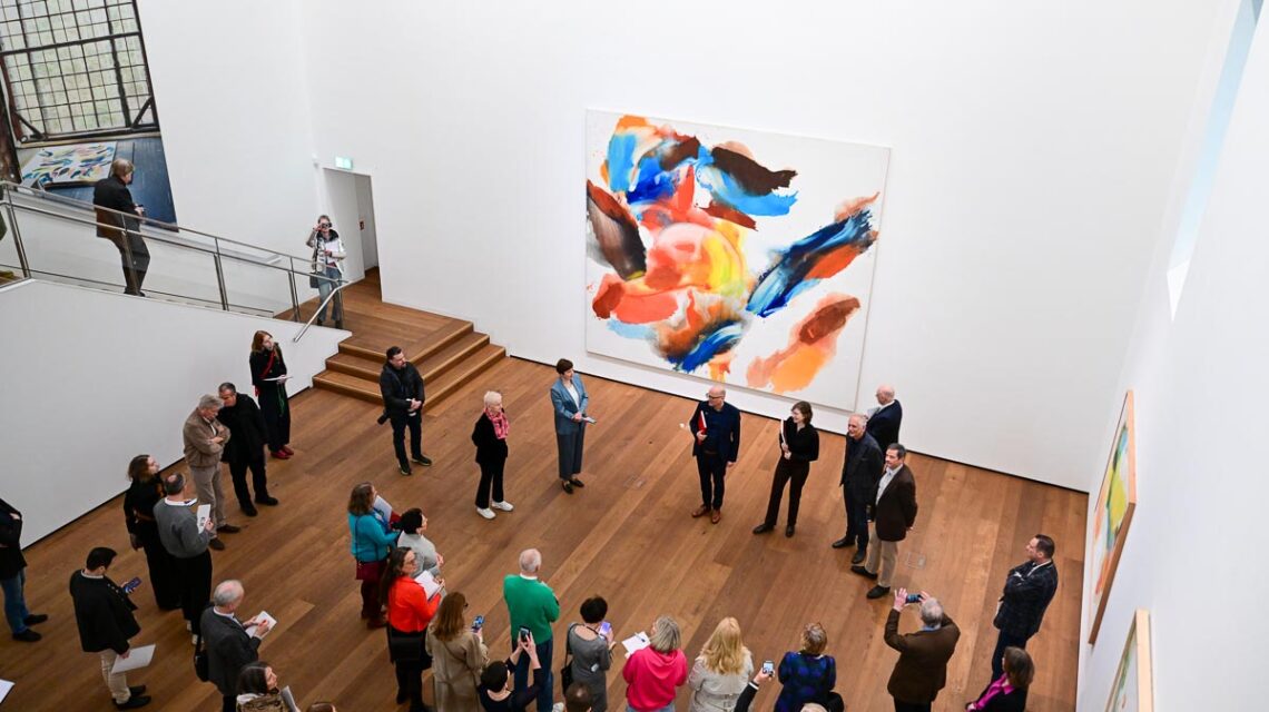 Große Leinwände, fließende Farbe, körperliche Maltechnik: Die Ausstellung zeigt, wie Wolfgang Hollegha Bewegung, Material und Raum zu abstrakten Bildlandschaften verbindet.