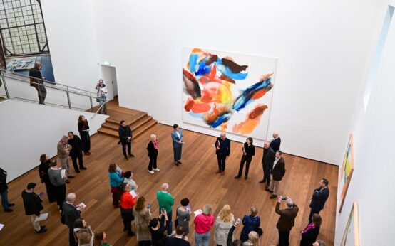 Große Leinwände, fließende Farbe, körperliche Maltechnik: Die Ausstellung zeigt, wie Wolfgang Hollegha Bewegung, Material und Raum zu abstrakten Bildlandschaften verbindet.