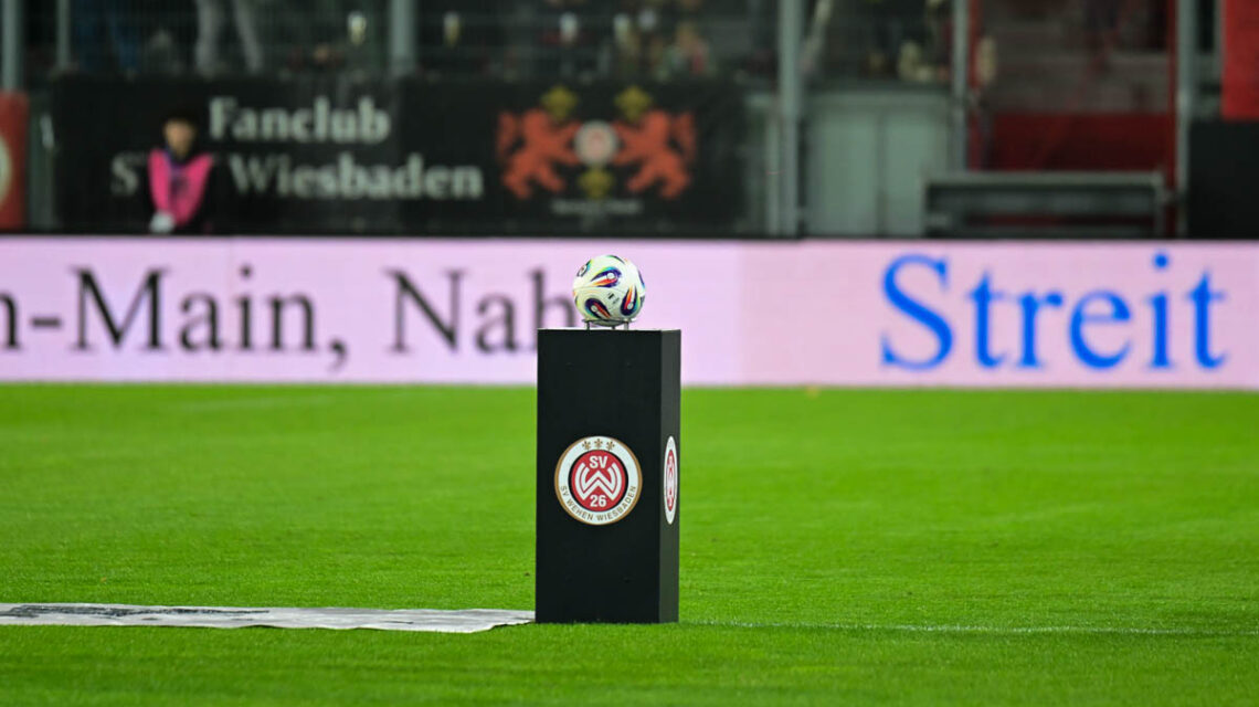 Fußball auf Podest, Symbolbild