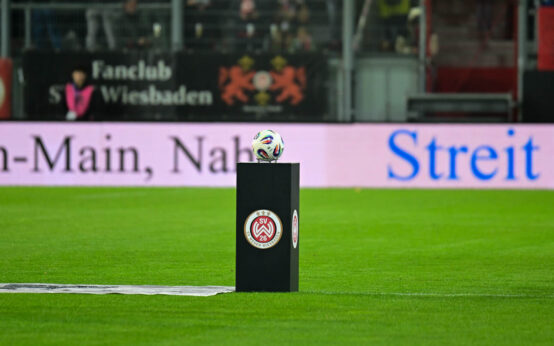 Fußball auf Podest, Symbolbild