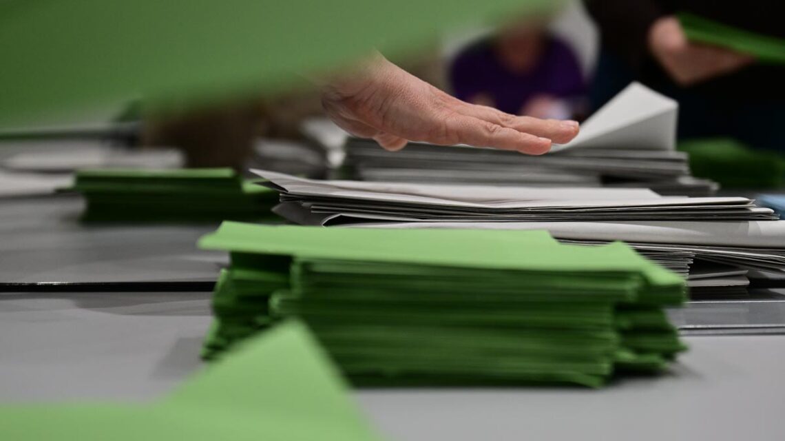 Stimmzettel werden ausgezählt.