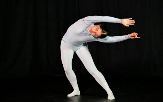 Tänzerinnen im Dialog mit KI-Projektionen: „Motion Creation Design“ verwandelte das Kunsthaus Wiesbaden in ein lebendiges Labor für Tanz und Technologie