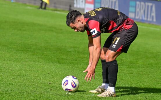 Tarik Gözüsirin legt sich dan Ball zurecht.