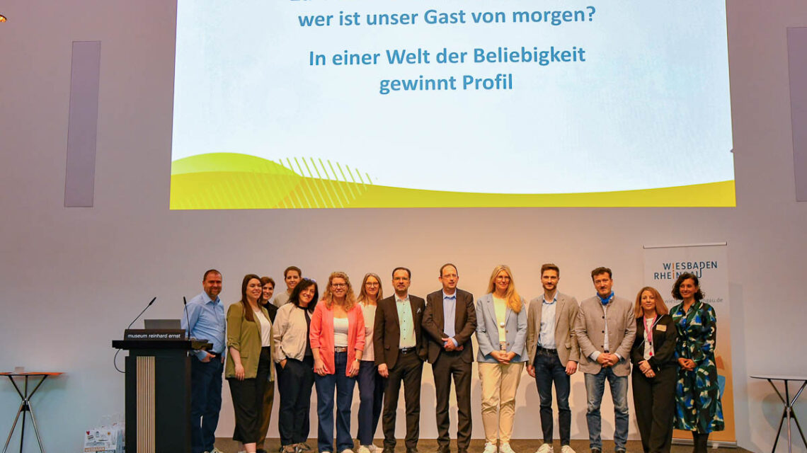 Branchentreff im Museum Reinhard Ernst: Beim Tourismusdialog 2026 diskutieren rund 130 Teilnehmer über die Zukunft des Reisens.