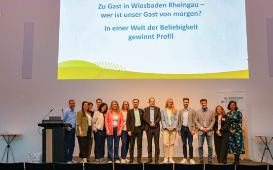 Branchentreff im Museum Reinhard Ernst: Beim Tourismusdialog 2026 diskutieren rund 130 Teilnehmer über die Zukunft des Reisens.