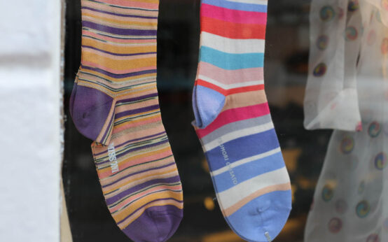 Bunte Socken als Zeichen für Vielfalt: Wiesbaden setzt ein sichtbares Signal für Inklusion und gesellschaftliche Teilhabe.