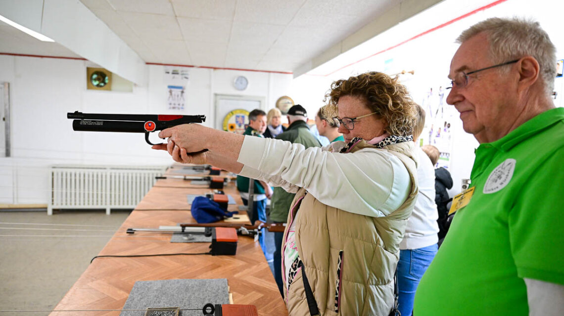 Konzentriert am Ziel: Beim Ostereierschießen der Burgfalken probieren sich Anfänger und Profis an Luftgewehr, Pistole und Bogen – mit bunten Eiern als Belohnung.