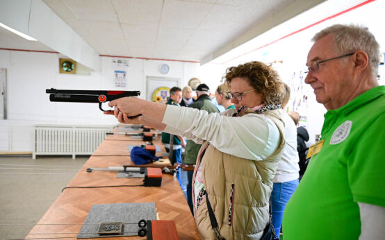 Konzentriert am Ziel: Beim Ostereierschießen der Burgfalken probieren sich Anfänger und Profis an Luftgewehr, Pistole und Bogen – mit bunten Eiern als Belohnung.