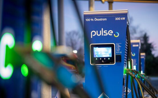 Schnell laden, schneller weiter: Neue Ultraschnell-Ladesäulen bringen Tempo in Wiesbadens Elektromobilität.