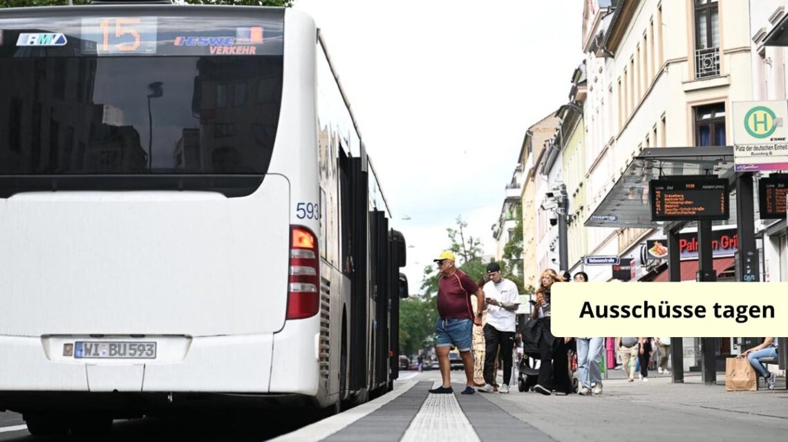 Lienienbus an der Haltestelle am Platz der Deutschen Einheit