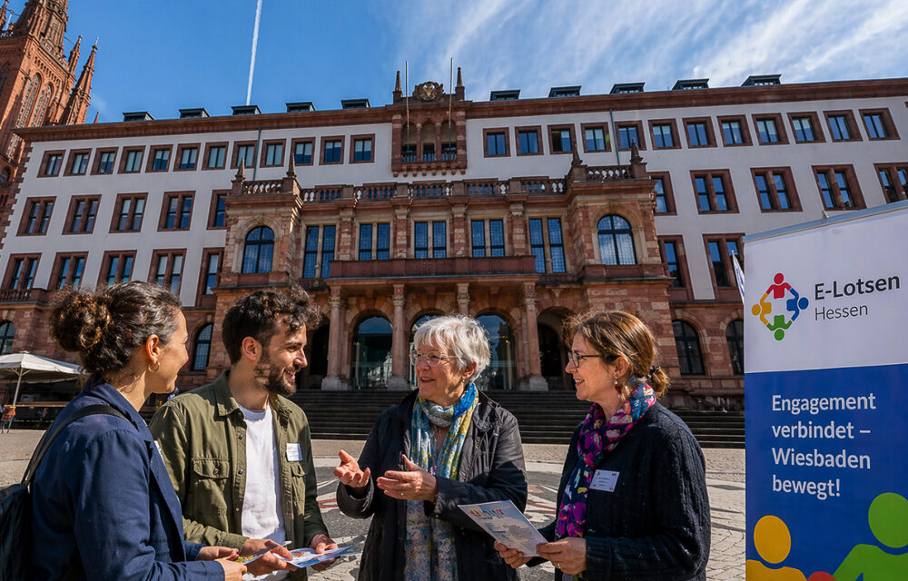 E-Lotsen vor dem Rathaus in Wiesbaden.