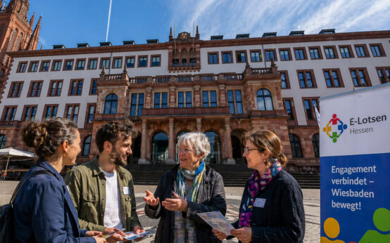 E-Lotsen vor dem Rathaus in Wiesbaden.