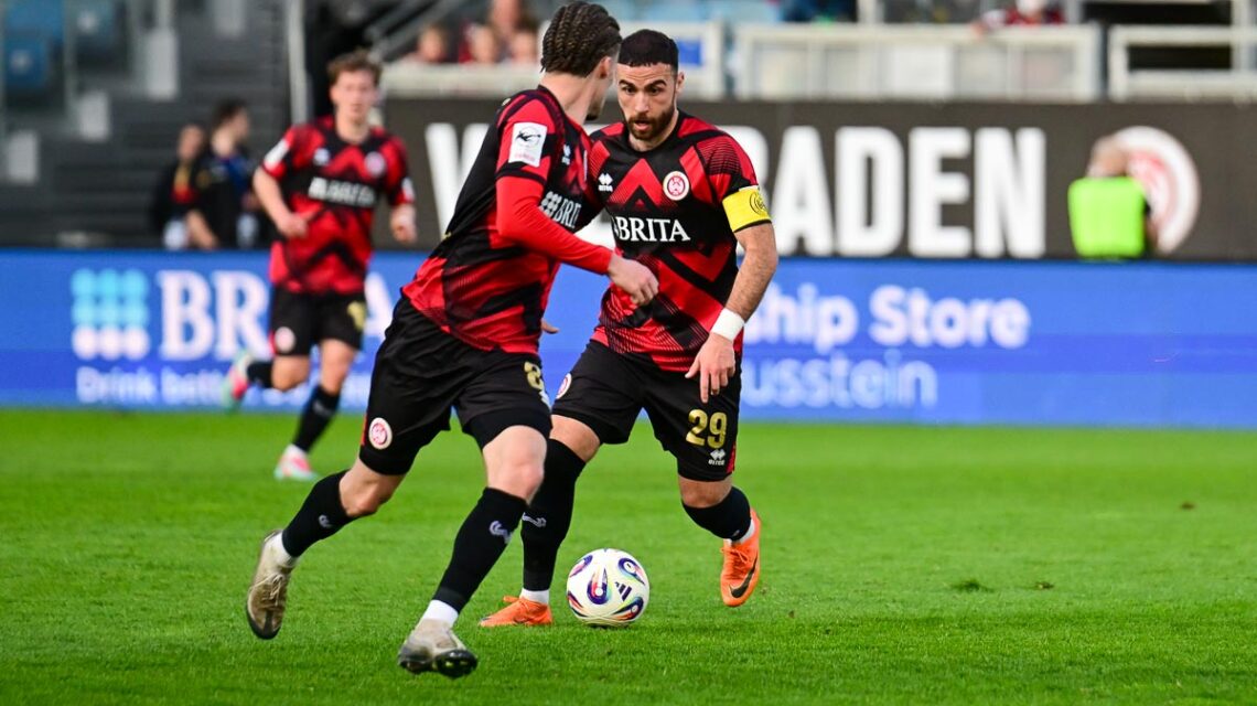 Fatih Kaya führt den Ball.