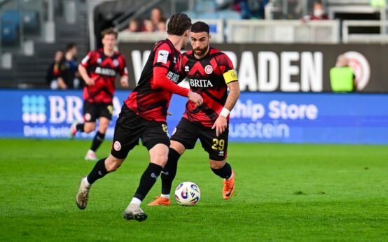 Fatih Kaya führt den Ball.