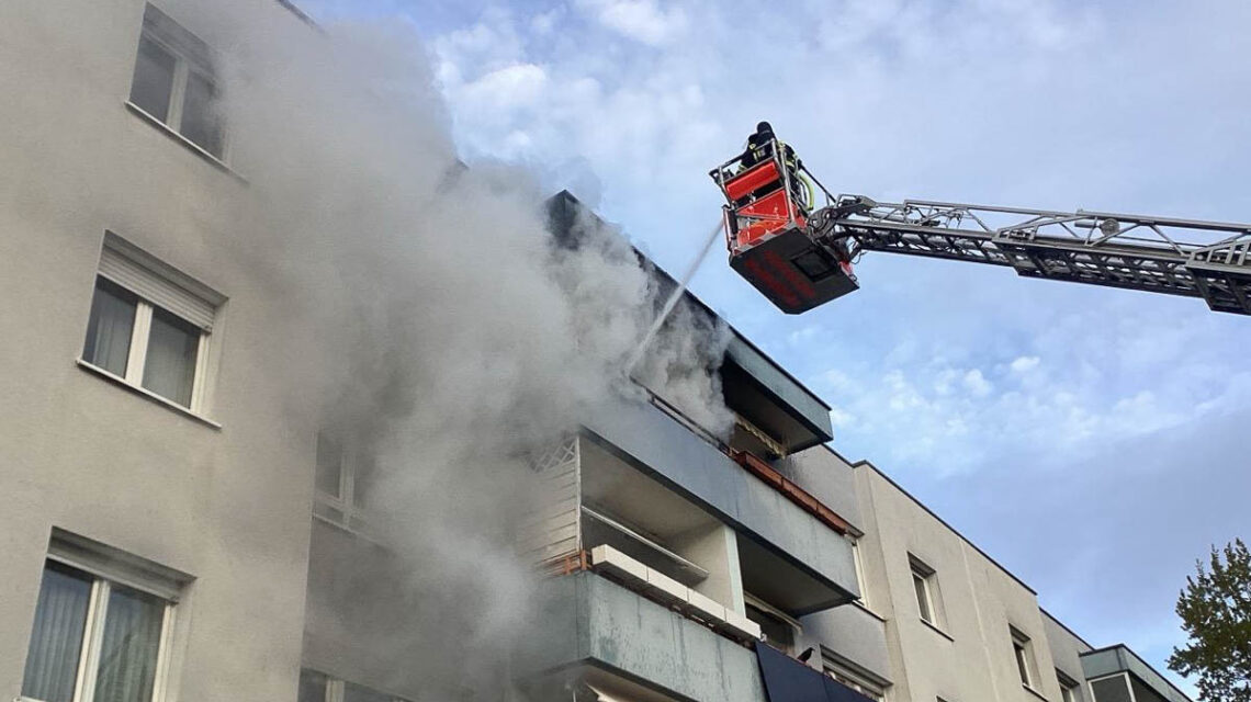 Flammen und dichter Rauch: Feuerwehr löscht Balkonbrand im vierten Obergeschoss in Mainz-Kastel.