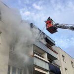 Flammen und dichter Rauch: Feuerwehr löscht Balkonbrand im vierten Obergeschoss in Mainz-Kastel.
