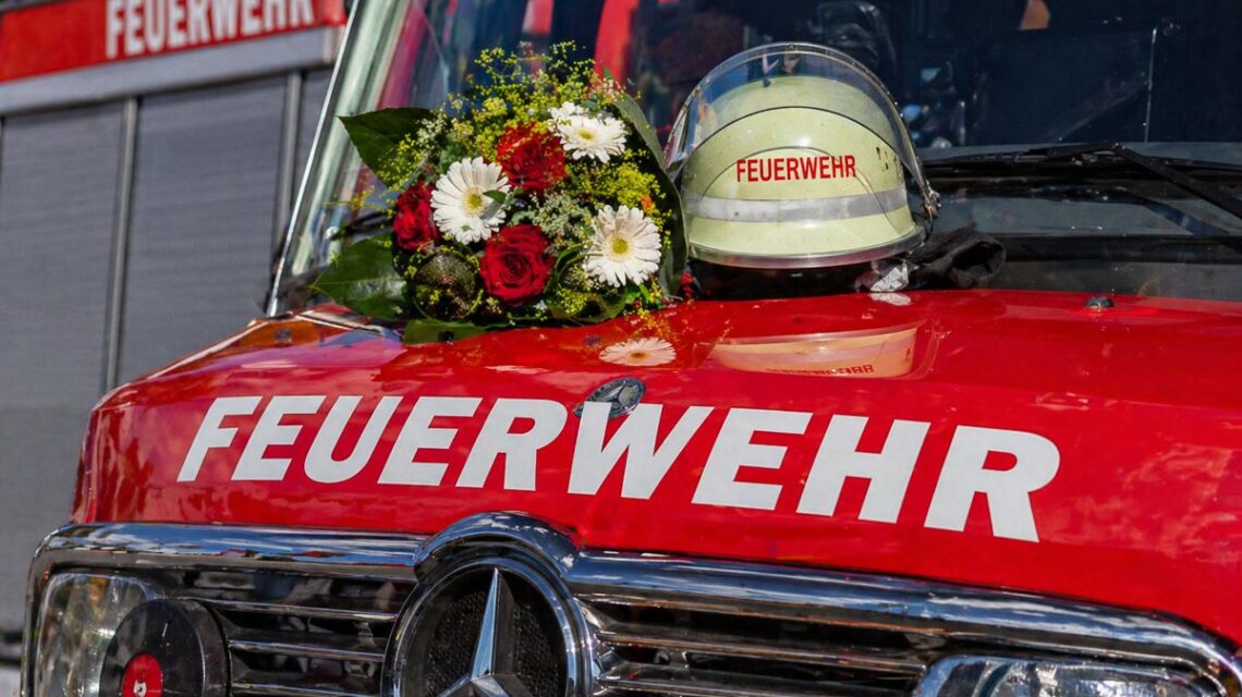 Feuerwehrhelm auf Motorhaube eines Feuerwehrautos.