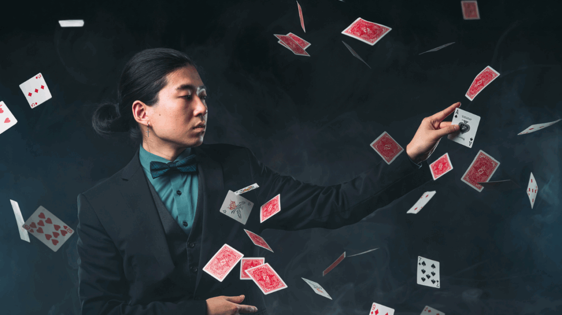 Ein Griff ins Leere, ein Lächeln – und plötzlich stimmt nichts mehr: Tatto Ota lässt in der Grünen Halle Wirklichkeit verschwimmen.