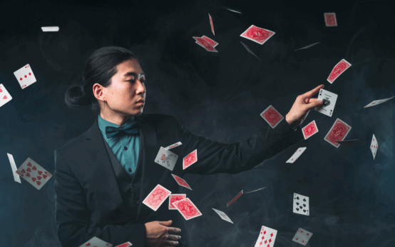 Ein Griff ins Leere, ein Lächeln – und plötzlich stimmt nichts mehr: Tatto Ota lässt in der Grünen Halle Wirklichkeit verschwimmen.