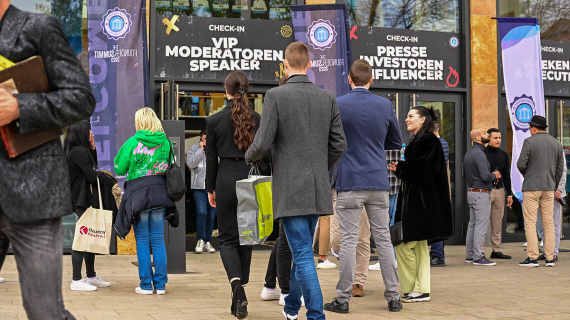 Die Founder Summit, Besucher betreten das RMCC.