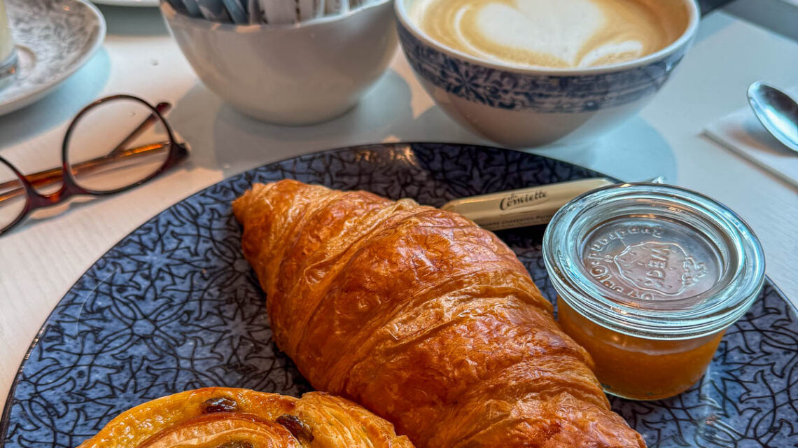 Le Francais – 1 Crossant, 1 Pain au Chocolat, Fruchtaufstrich, Butter ........... 8,90 Euro