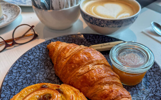 Le Francais – 1 Crossant, 1 Pain au Chocolat, Fruchtaufstrich, Butter ........... 8,90 Euro