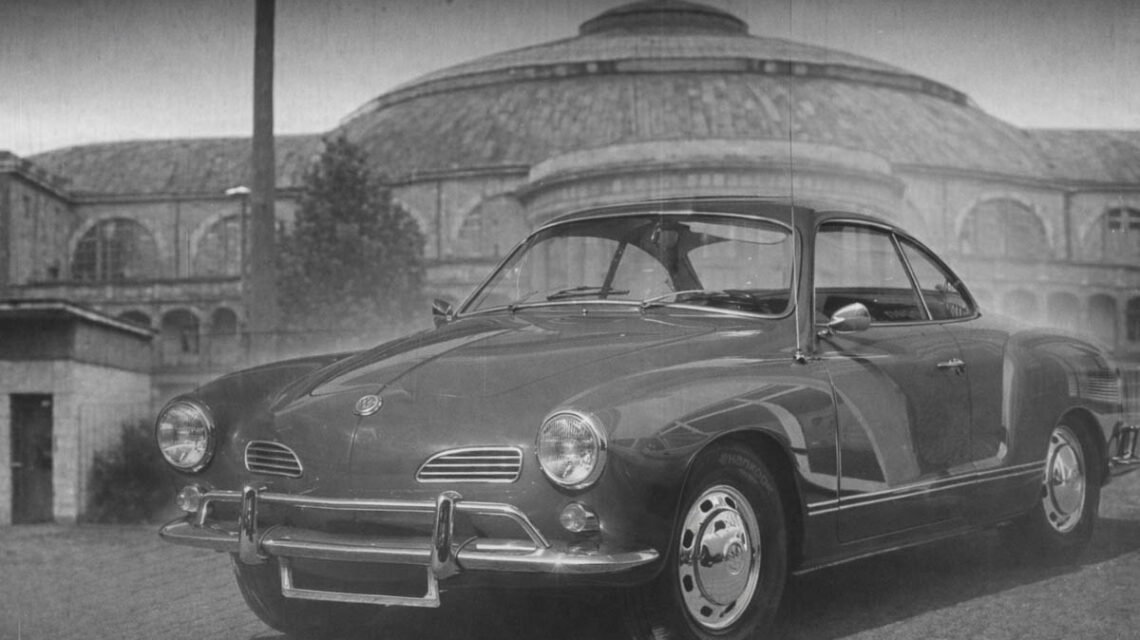 Karman Ghia, Baujahr 50er Jahre, parkt vor dem Messegelände in Frankfurt. Montage