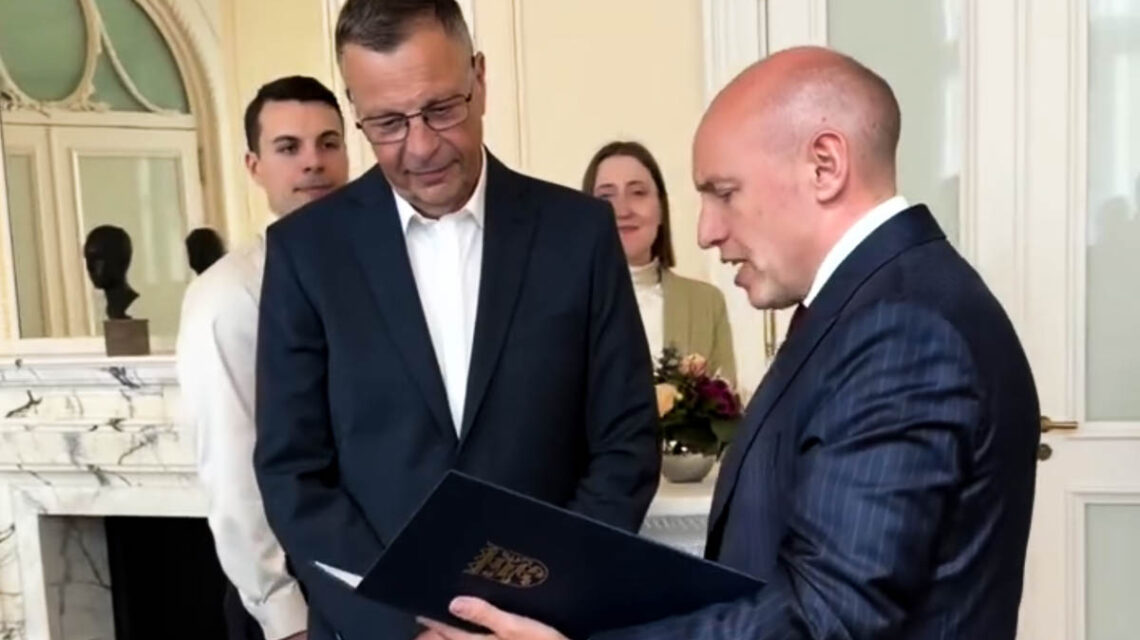 Anerkennung: Jochen Seippel erhält den Hessischen Verdienstorden.
