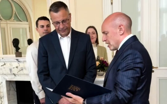 Anerkennung: Jochen Seippel erhält den Hessischen Verdienstorden.