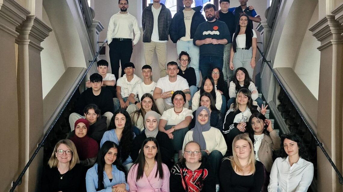 Empfang zur Wochenmitte: Jugendliche aus Wiesbaden und Urretxu tauschen sich im Rathaus lebendig aus.